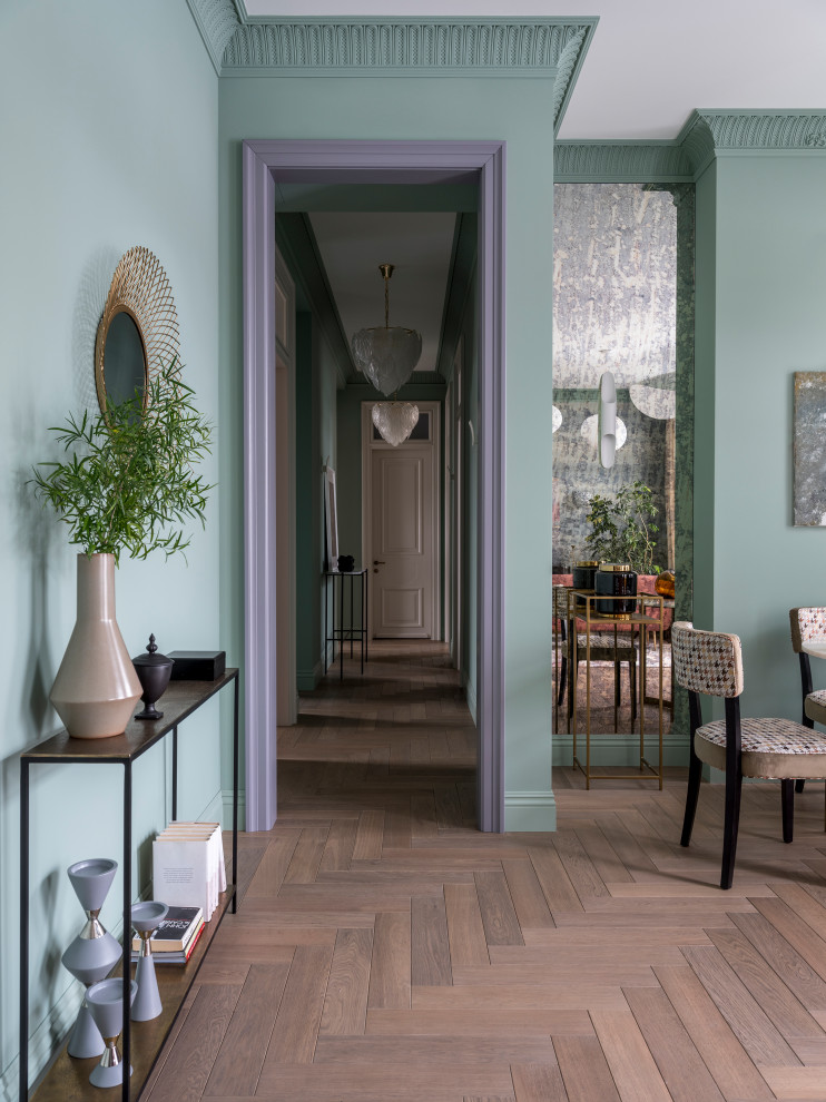 Источник вдохновения для домашнего уюта: узкий коридор в стиле неоклассика (современная классика) с серыми стенами, паркетным полом среднего тона и коричневым полом