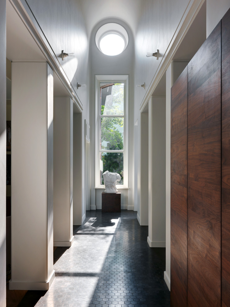 Пример оригинального дизайна: коридор в стиле ретро с белыми стенами и черным полом