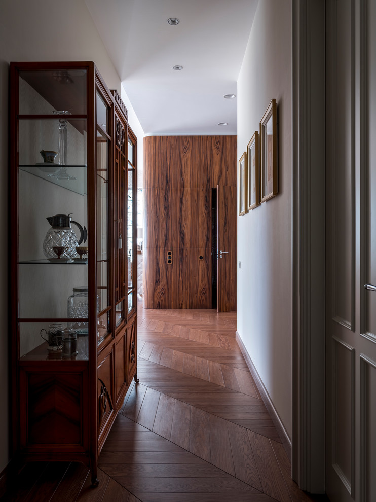 Diseño de recibidores y pasillos eclécticos pequeños con suelo de madera en tonos medios y suelo marrón
