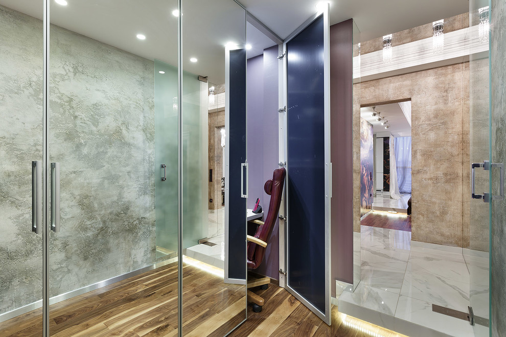 Aménagement d'une salle de bain contemporaine de taille moyenne avec un mur multicolore et un sol en linoléum.