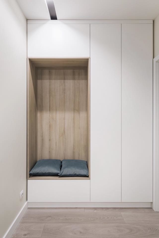 Свежая идея для дизайна: коридор среднего размера в современном стиле с бежевыми стенами, полом из ламината и серым полом - отличное фото интерьера