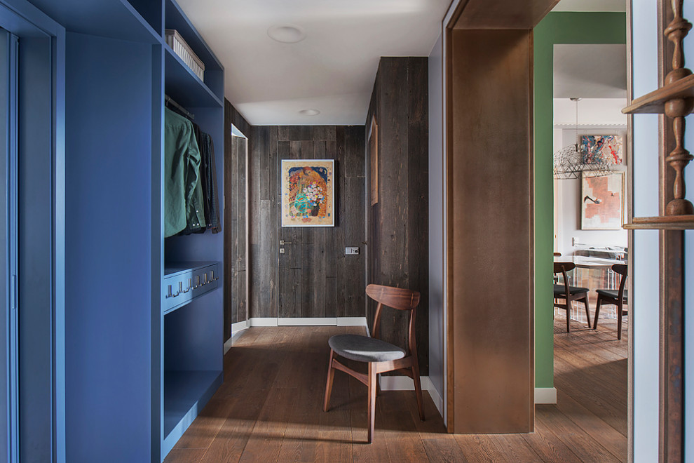 Idée de décoration pour un couloir design en bois avec un mur marron et un sol marron.