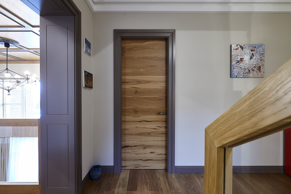 На фото: коридор среднего размера в современном стиле с серыми стенами, полом из ламината и бежевым полом