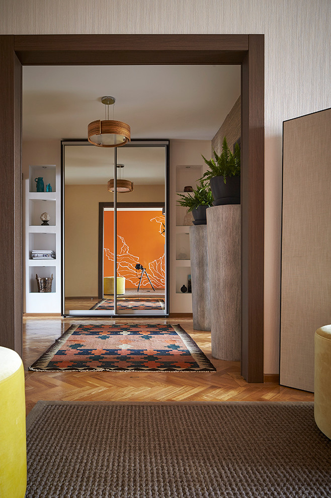 Стильный дизайн: коридор в современном стиле с бежевыми стенами и паркетным полом среднего тона - последний тренд