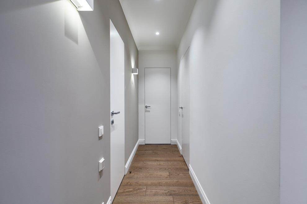 На фото: узкий коридор среднего размера в современном стиле