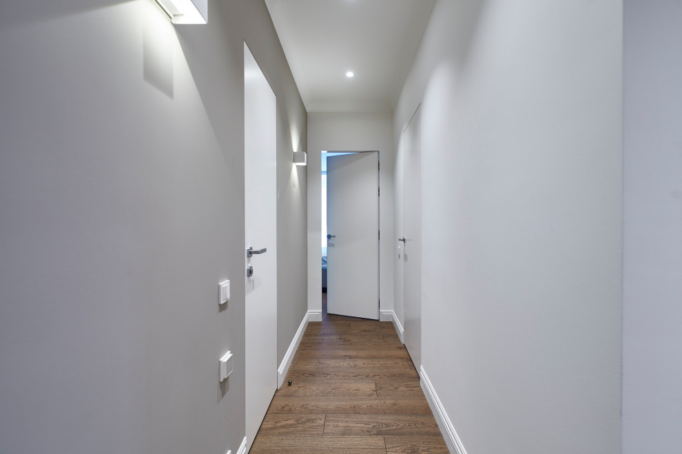 Источник вдохновения для домашнего уюта: узкий коридор среднего размера в современном стиле