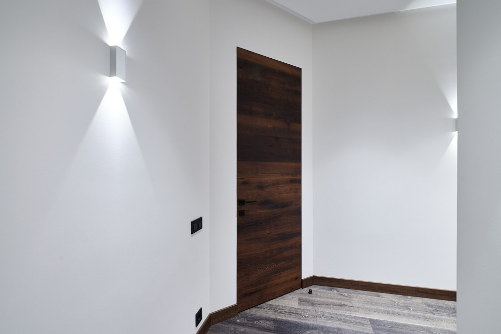 Стильный дизайн: коридор среднего размера в современном стиле - последний тренд