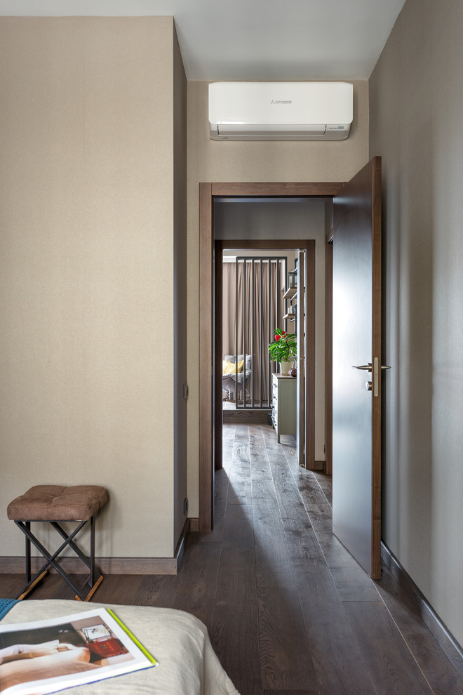 На фото: коридор среднего размера в современном стиле с бежевыми стенами, паркетным полом среднего тона и коричневым полом с