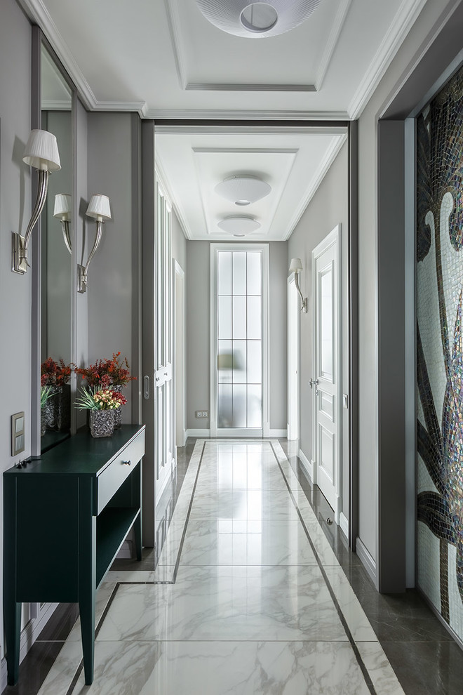 Cette image montre un couloir traditionnel avec un mur gris et un sol blanc.
