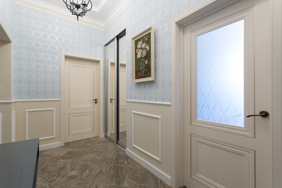 モスクワにあるお手頃価格の中くらいなトランジショナルスタイルのおしゃれな廊下 (青い壁、ベージュの床) の写真
