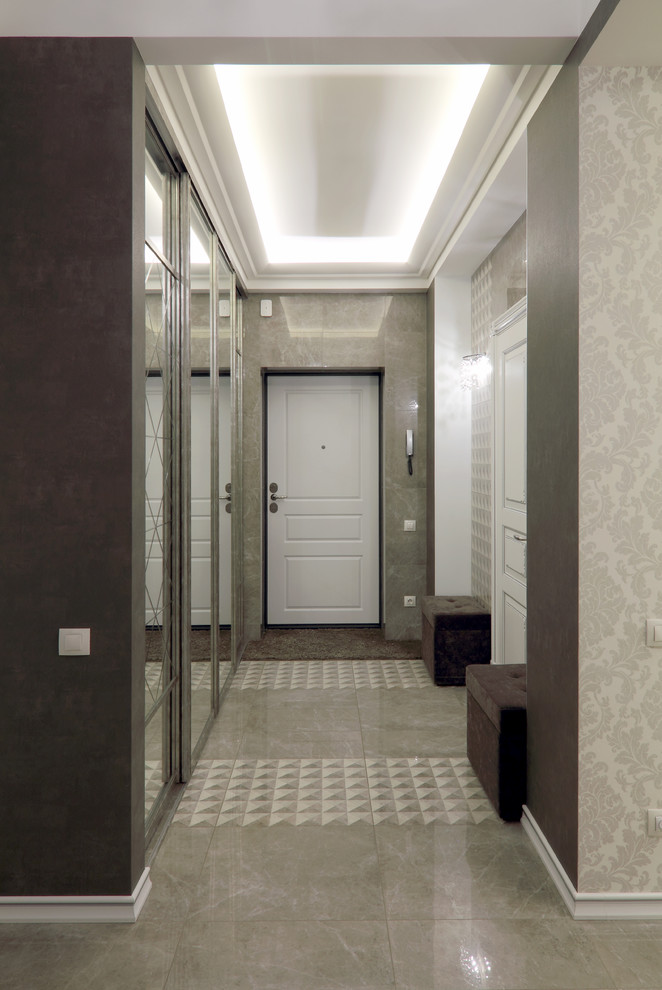 Идея дизайна: коридор среднего размера в стиле неоклассика (современная классика) с бежевыми стенами и полом из керамогранита