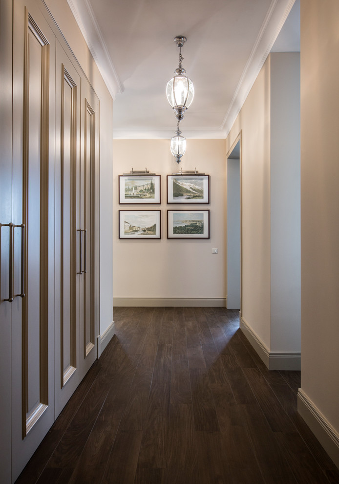 Idee per un ingresso o corridoio tradizionale di medie dimensioni con pareti beige, pavimento in gres porcellanato e pavimento marrone