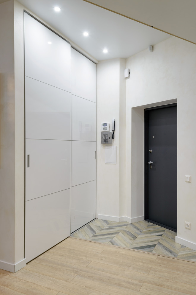 Стильный дизайн: коридор среднего размера в современном стиле с белыми стенами, полом из керамогранита и бежевым полом - последний тренд