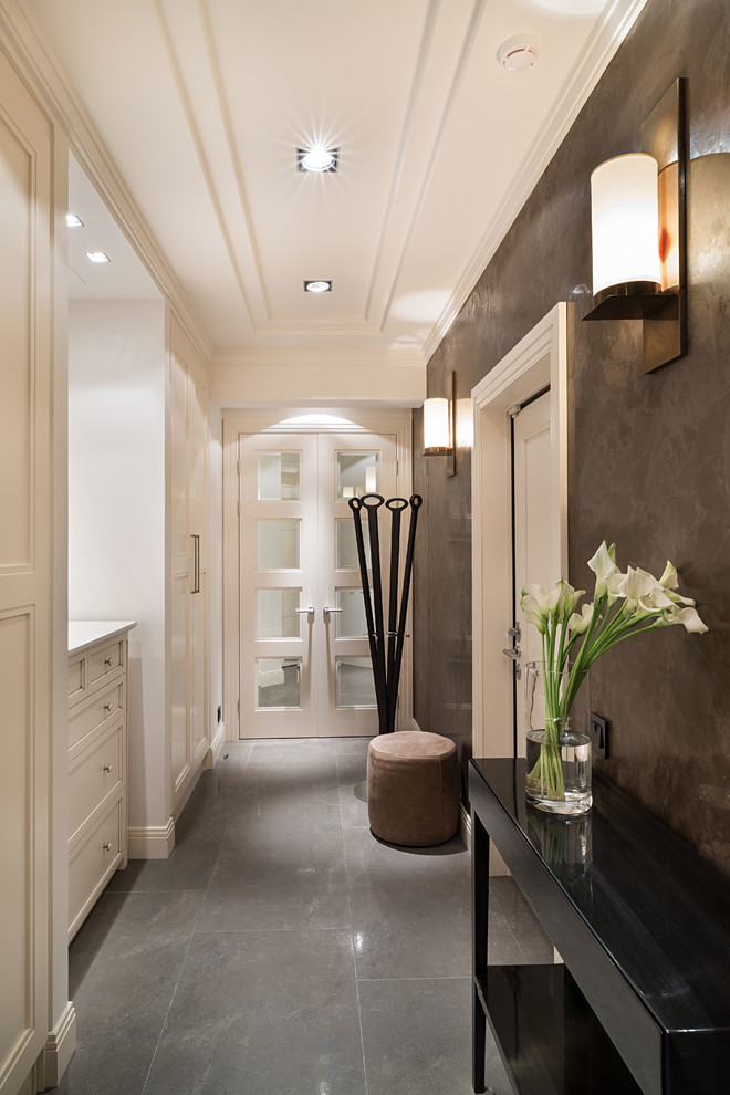 Idée de décoration pour un couloir design de taille moyenne avec un mur blanc et un sol en carrelage de céramique.