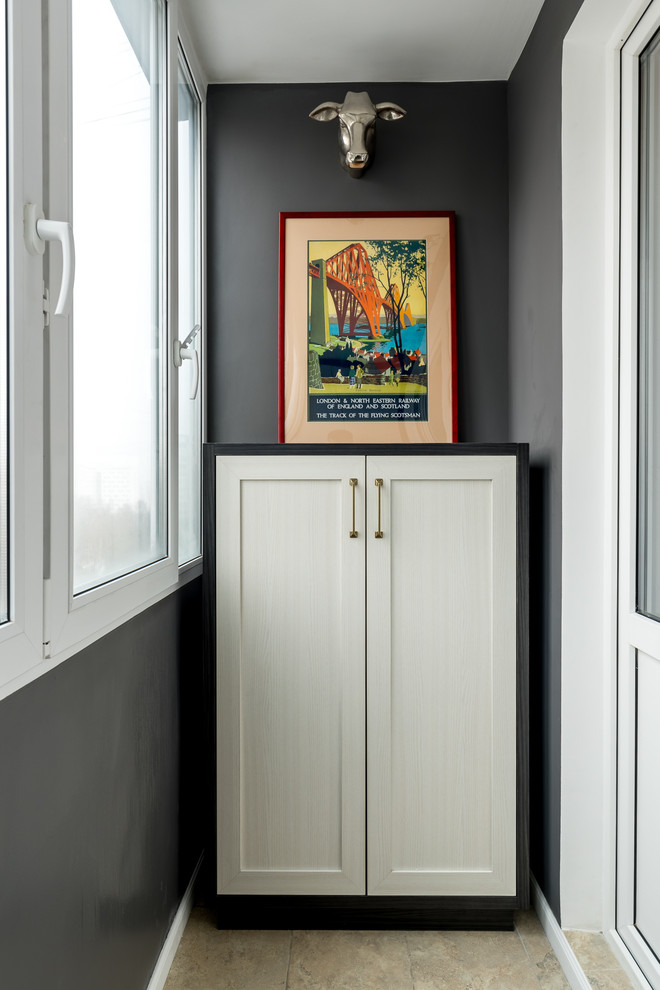 Источник вдохновения для домашнего уюта: маленький коридор в стиле неоклассика (современная классика) с серыми стенами и бежевым полом для на участке и в саду