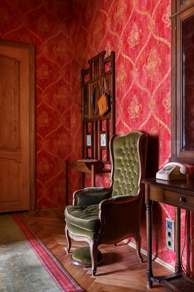 Источник вдохновения для домашнего уюта: коридор среднего размера в стиле ретро с красными стенами, паркетным полом среднего тона и бежевым полом