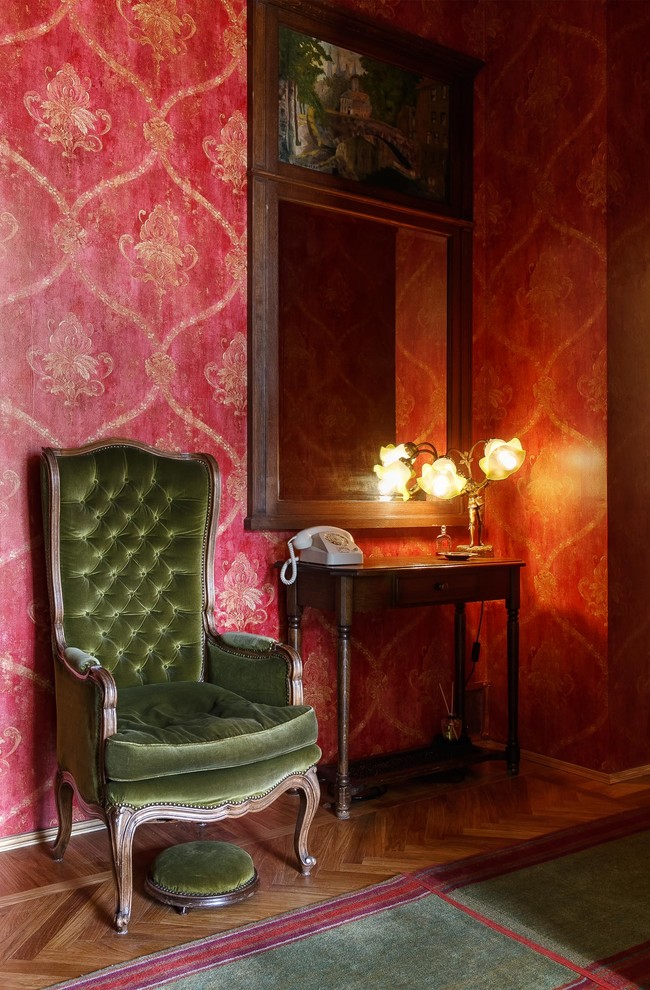 Foto de recibidores y pasillos vintage de tamaño medio con paredes rojas, suelo de madera en tonos medios y suelo beige