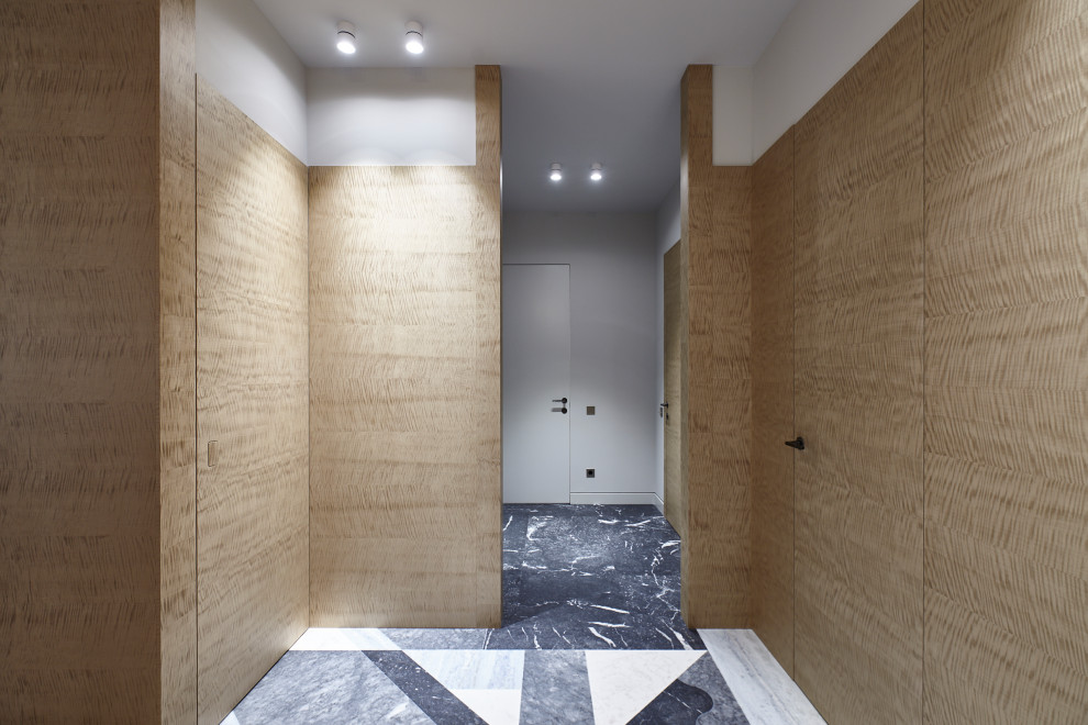 Свежая идея для дизайна: коридор среднего размера в современном стиле с бежевыми стенами, серым полом и панелями на стенах - отличное фото интерьера
