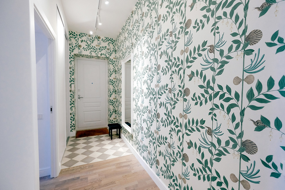 Стильный дизайн: коридор среднего размера в скандинавском стиле с разноцветными стенами, паркетным полом среднего тона и коричневым полом - последний тренд