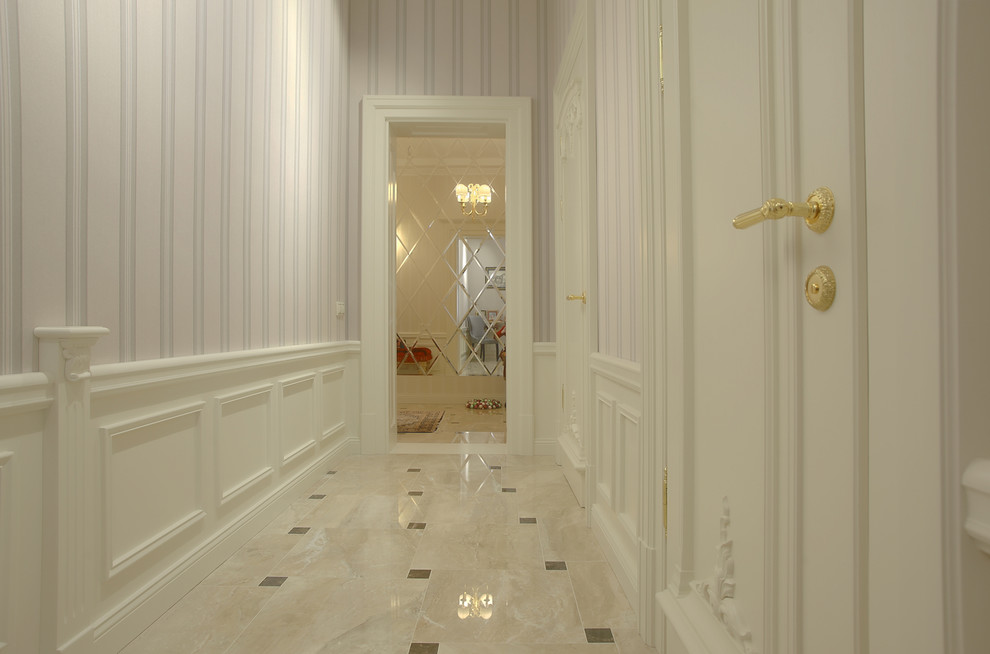 Источник вдохновения для домашнего уюта: коридор в стиле неоклассика (современная классика) с розовыми стенами, полом из керамической плитки и розовым полом