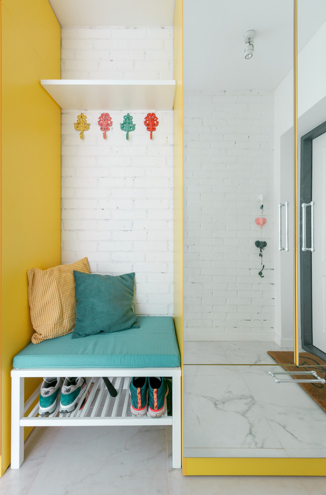 На фото: коридор среднего размера в стиле фьюжн с белыми стенами, полом из керамогранита и белым полом с