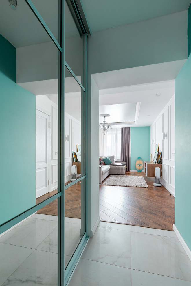 Стильный дизайн: коридор среднего размера в стиле фьюжн с белыми стенами, полом из керамогранита и белым полом - последний тренд