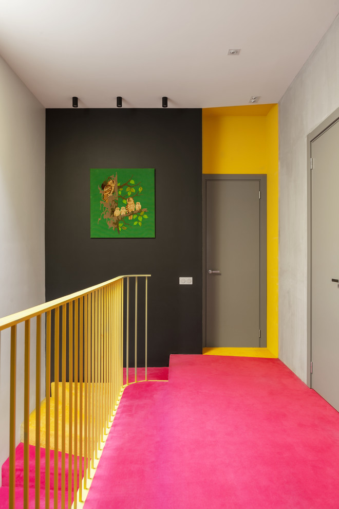 Inspiration för en funkis hall, med grå väggar, heltäckningsmatta och rosa golv