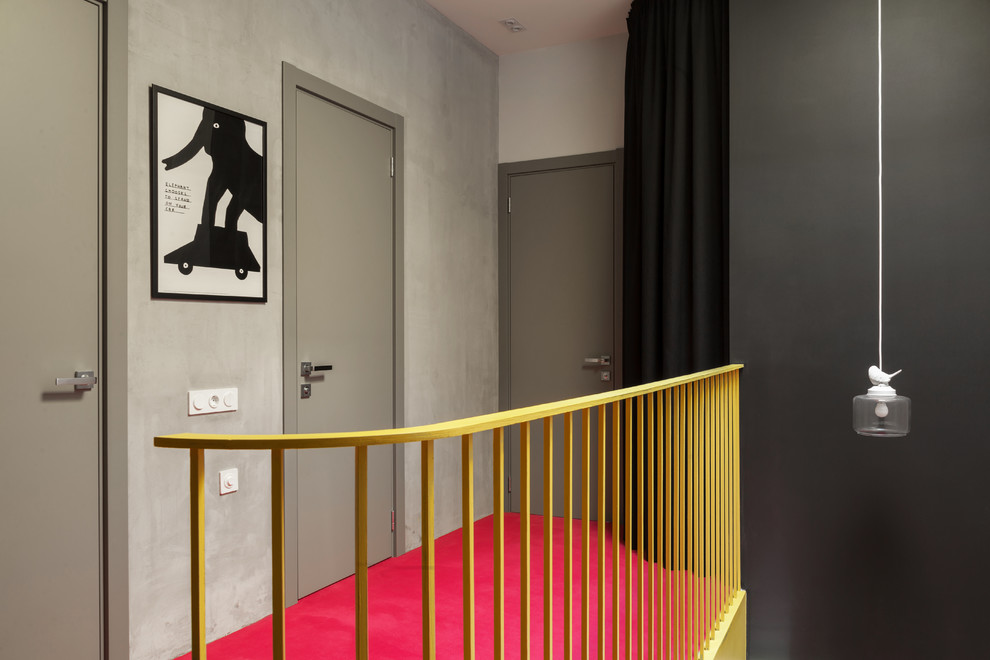 Свежая идея для дизайна: коридор в современном стиле с серыми стенами, ковровым покрытием и розовым полом - отличное фото интерьера