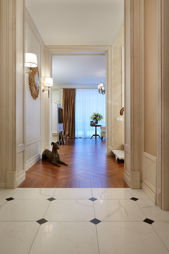 Идея дизайна: коридор среднего размера в классическом стиле с полом из керамической плитки и бежевыми стенами