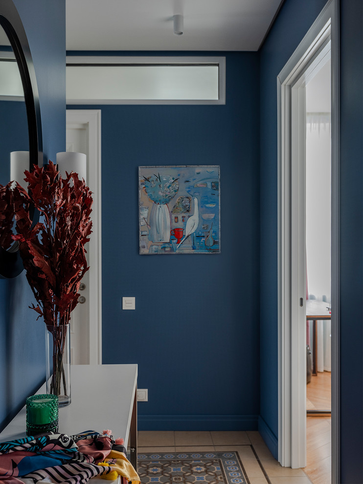 Idee per un ingresso o corridoio minimal di medie dimensioni con pareti blu, pavimento con piastrelle in ceramica e pavimento beige