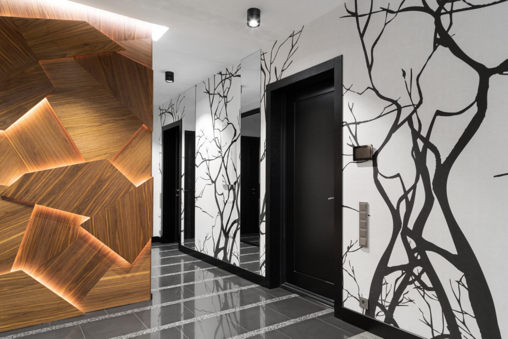 Réalisation d'un couloir design avec un mur multicolore et un sol gris.