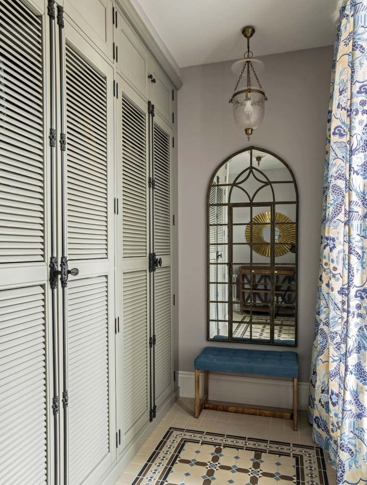 Пример оригинального дизайна: коридор в стиле неоклассика (современная классика) с серыми стенами и разноцветным полом