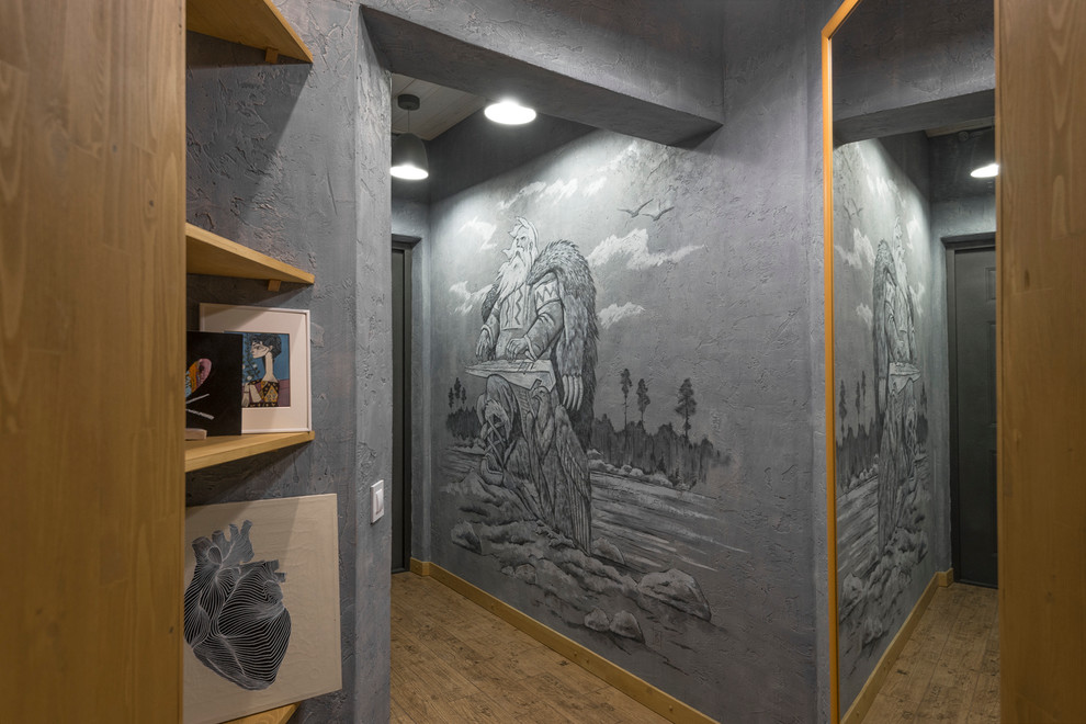 モスクワにあるコンテンポラリースタイルのおしゃれな廊下 (グレーの壁) の写真