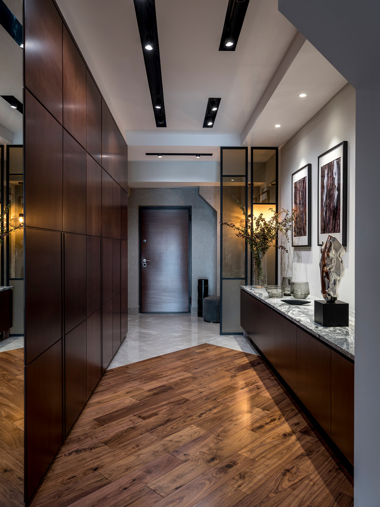 Свежая идея для дизайна: коридор: освещение в современном стиле с темным паркетным полом и коричневым полом - отличное фото интерьера