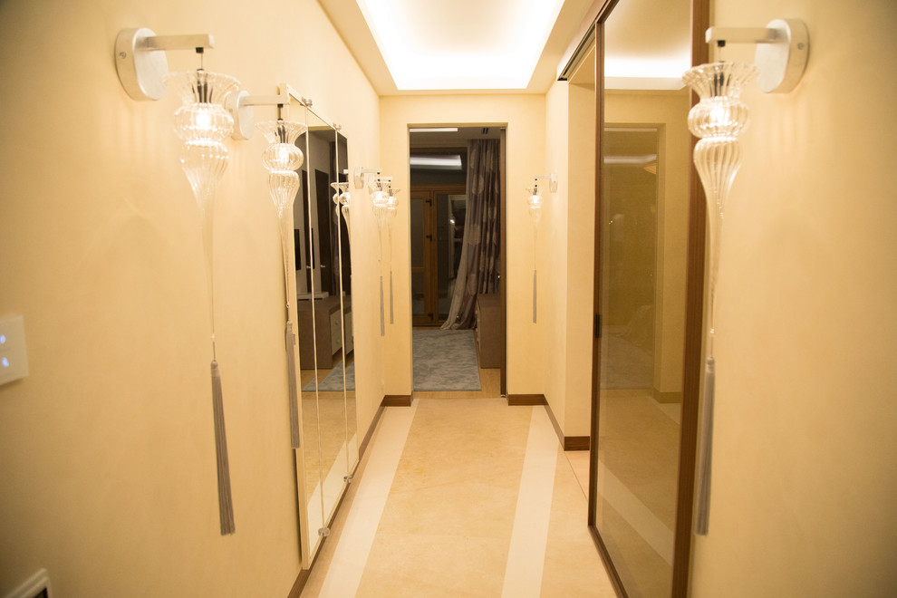 Стильный дизайн: коридор среднего размера в современном стиле с мраморным полом и бежевым полом - последний тренд