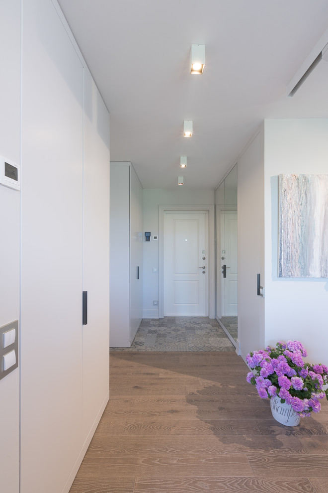 Пример оригинального дизайна: маленький коридор в современном стиле с серыми стенами, полом из керамогранита и серым полом для на участке и в саду