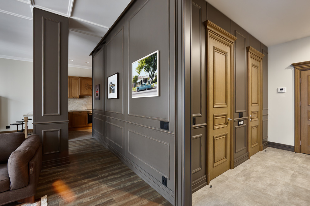 Источник вдохновения для домашнего уюта: коридор в стиле неоклассика (современная классика) с серыми стенами