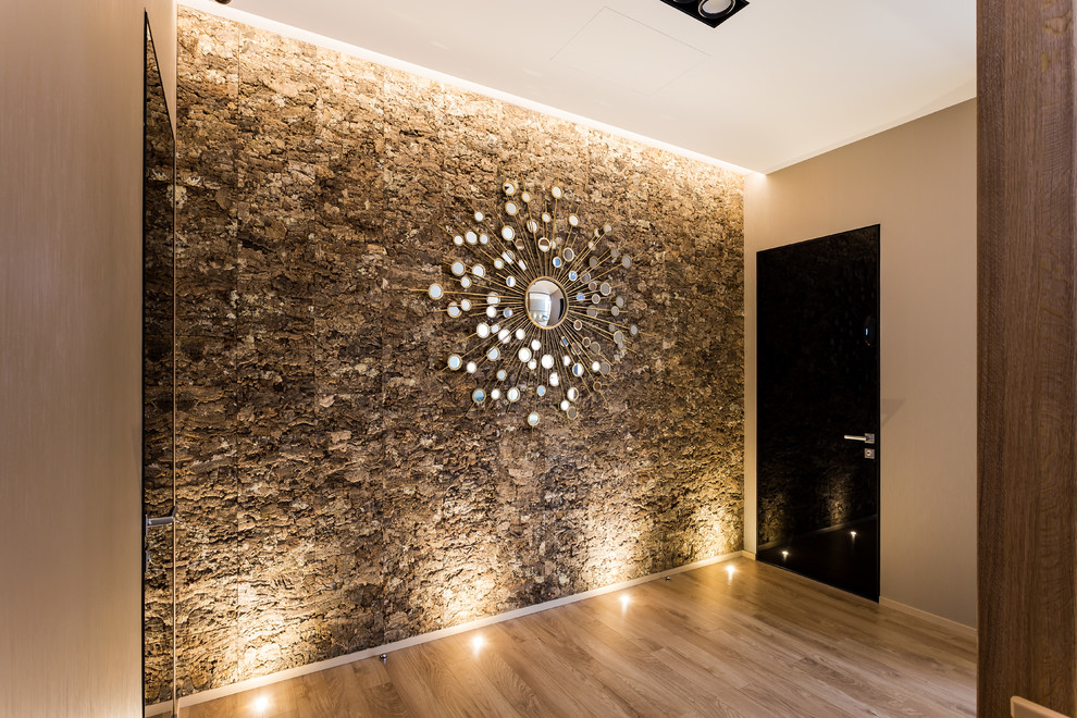 Идея дизайна: коридор среднего размера в современном стиле с бежевыми стенами