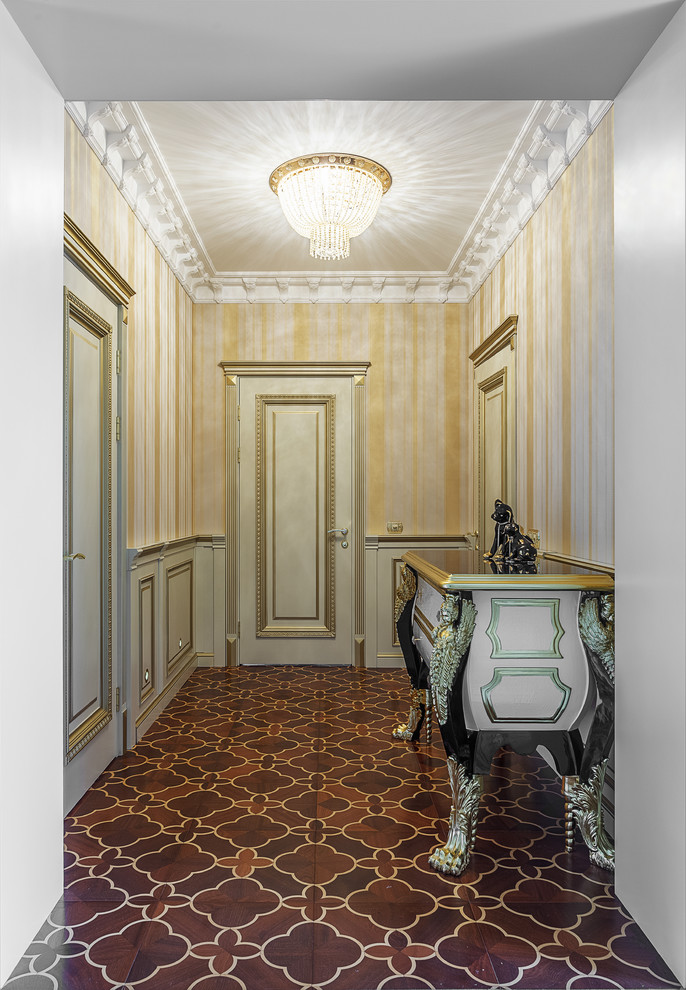 Esempio di un ingresso o corridoio chic di medie dimensioni con parquet scuro e pareti gialle