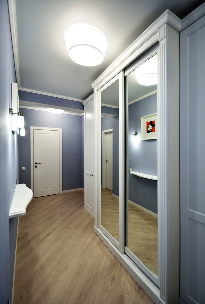 На фото: маленький коридор в скандинавском стиле с синими стенами, полом из ламината и бежевым полом для на участке и в саду