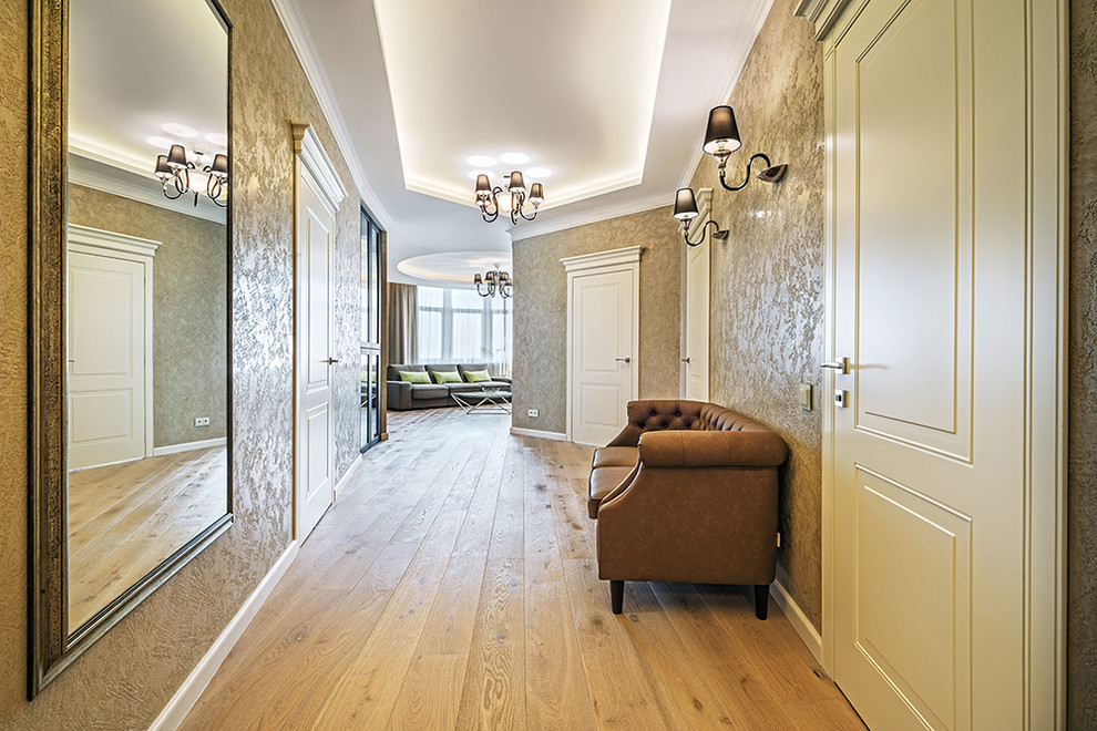 Modelo de recibidores y pasillos clásicos renovados de tamaño medio con paredes beige y suelo de madera en tonos medios