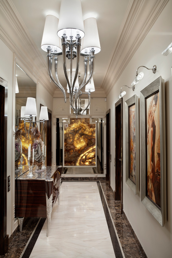 Пример оригинального дизайна: коридор в стиле неоклассика (современная классика) с коричневым полом