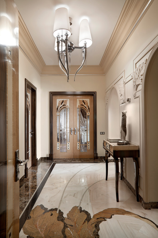 Идея дизайна: коридор в стиле неоклассика (современная классика) с бежевыми стенами и коричневым полом