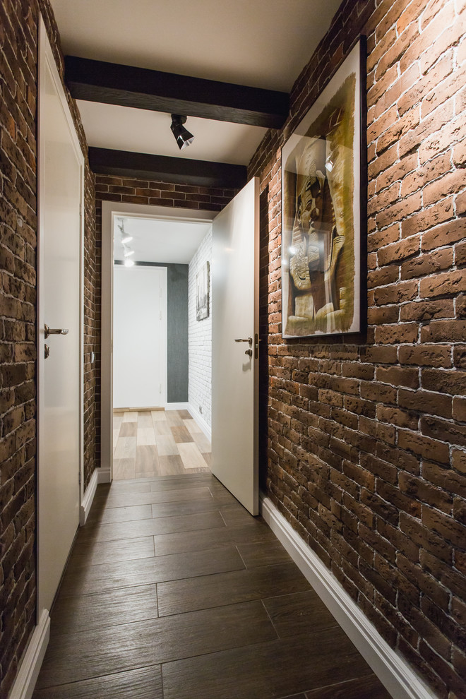 Пример оригинального дизайна: коридор в стиле лофт с коричневыми стенами
