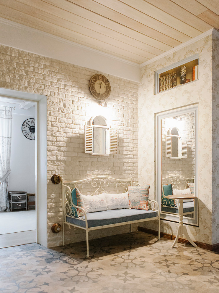 Modelo de recibidores y pasillos tradicionales renovados con paredes beige y suelo beige