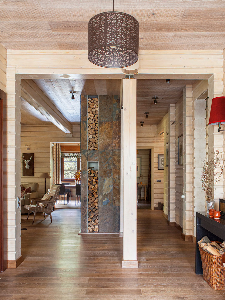 Imagen de recibidores y pasillos campestres con paredes beige y suelo de madera en tonos medios