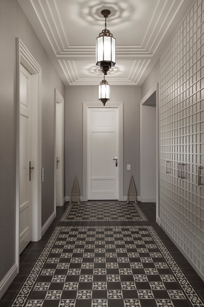 Diseño de recibidores y pasillos clásicos con paredes grises