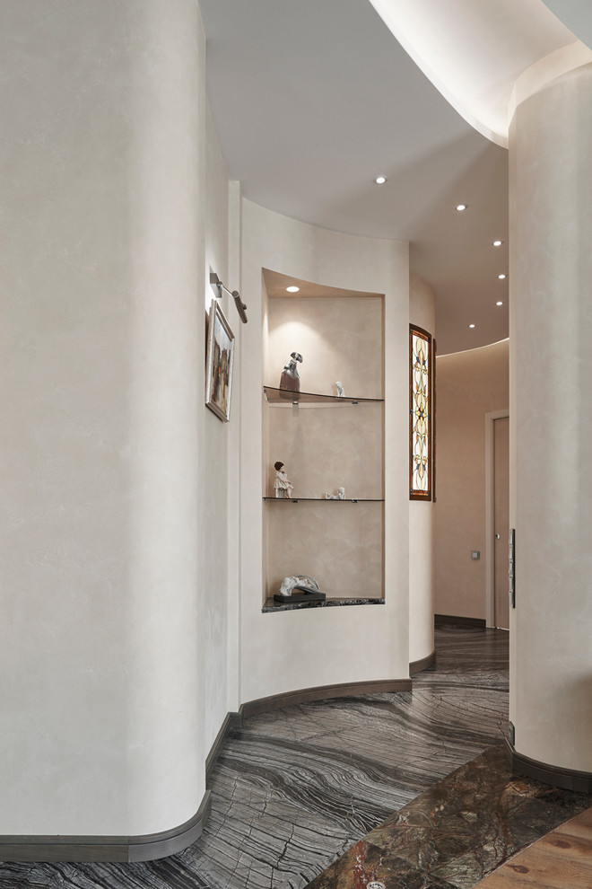 Свежая идея для дизайна: коридор в современном стиле с белыми стенами и коричневым полом - отличное фото интерьера