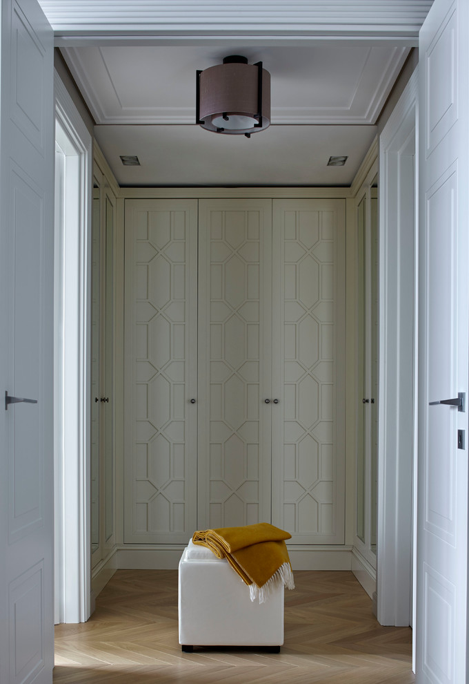 Свежая идея для дизайна: коридор в стиле неоклассика (современная классика) с белыми стенами и светлым паркетным полом - отличное фото интерьера