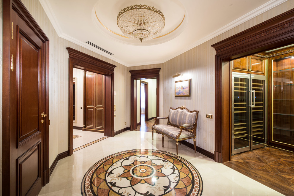 Стильный дизайн: большой коридор в классическом стиле с бежевыми стенами и мраморным полом - последний тренд